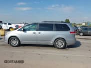 ✅ 2013 Toyota Sienna XLE • VIN: 5TDYK3DC3DS387598 • Lot: 43458952. Wystawiony na IAAI z przebiegiem 324 889 mil. Bezpłatny archiwum sprzedaży aukcyjnych z USA i szczegółowy raport historii pojazdu na DreamBid. Zdjęcie 14.