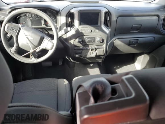 ✅ 2020 Chevrolet Silverado 1500 Custom • VIN: 1GCRWBEF9LZ194252 • Lot: 74852424. Wystawiony na Copart z przebiegiem Nie podano. Bezpłatny archiwum sprzedaży aukcyjnych z USA i szczegółowy raport historii pojazdu na DreamBid. Zdjęcie 8.