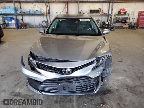2023 Toyota Camry LE z VIN 4T1C11BK4PU104228, wystawiony jako Copart lot #86298635 z przebiegiem 135 420 mil mil oraz Szkoda całkowita • Salvage title. Historia ofert i sprzedaży dostępna na DreamBid. Obrazek 5.