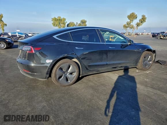 ✅ 2019 Tesla Model 3 Mid Range • VIN: 5YJ3E1EA7KF394798 • Лот: 93985265. Опубликован ранее на Copart с пробегом 163 543 миль. Бесплатный доступ к архиву аукционных продаж из США и подробный отчёт об истории автомобиля на DreamBid. Изображение 3.
