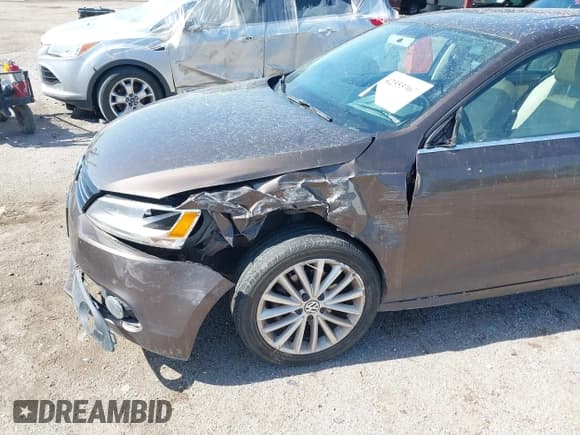 ✅ 2014 Volkswagen Jetta TDI w/Premium/Nav • VIN: 3VWLL7AJ8EM387791 • Lot: 42555967. Listed on IAAI with 218,829 mi. Free auction sales archive from the USA and detailed vehicle history report at DreamBid. Image 6.