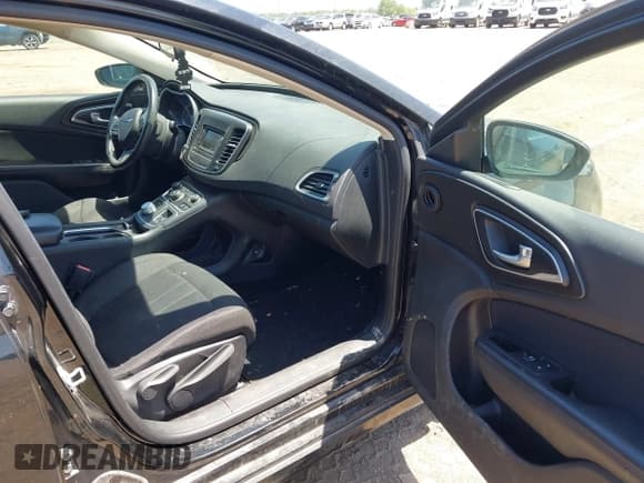 ✅ 2015 Chrysler 200 Limited • VIN: 1C3CCCAB8FN670305 • Lot: 42574164. Listed on IAAI with 224,319 mi. Free auction sales archive from the USA and detailed vehicle history report at DreamBid. Image 5.