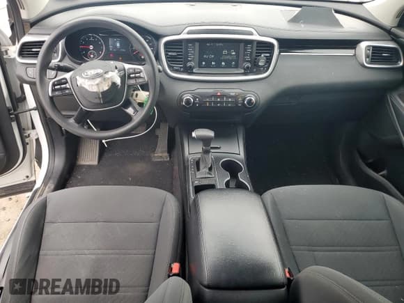 ✅ 2020 Kia Sorento LX • VIN: 5XYPG4A31LG648455 • Lot: 90756715. Wystawiony na Copart z przebiegiem 90 788 mil. Bezpłatny archiwum sprzedaży aukcyjnych z USA i szczegółowy raport historii pojazdu na DreamBid. Zdjęcie 8.