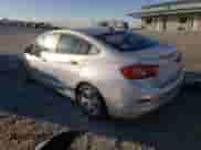 2017 Chevrolet Cruze LS z VIN 1G1BC5SM3H7275466, wystawiony jako Copart lot #63476122 z przebiegiem 77 886 mil mil oraz . Historia ofert i sprzedaży dostępna na DreamBid. Obrazek 3.