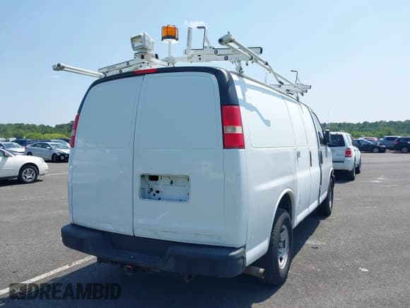 ✅ 2015 Chevrolet Express Cargo • VIN: 1GCWGFCF6F1158726 • Lot: 42902480. Wystawiony na IAAI z przebiegiem 172 635 mil. Bezpłatny archiwum sprzedaży aukcyjnych z USA i szczegółowy raport historii pojazdu na DreamBid. Zdjęcie 4.