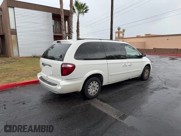 ✅ 2005 Chrysler Town & Country LX • VIN: 2C4GP44R15R552971 • Лот: 86546405. Опубликован ранее на Copart с пробегом 149 028 миль. Бесплатный доступ к архиву аукционных продаж из США и подробный отчёт об истории автомобиля на DreamBid. Изображение 4.