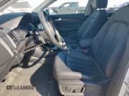 ✅ 2023 Audi Q5 Premium • VIN: WA1ABAFY4P2010864 • Lot: 80744625. Wystawiony na Copart z przebiegiem 28 416 mil. Bezpłatny archiwum sprzedaży aukcyjnych z USA i szczegółowy raport historii pojazdu na DreamBid. Zdjęcie 7.