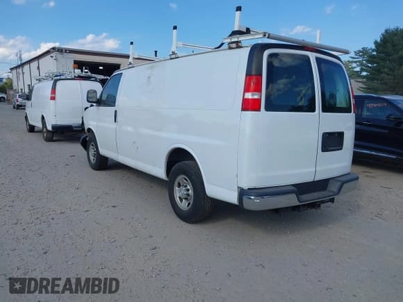 ✅ 2019 Chevrolet Express Cargo • VIN: 1GCWGAFGXK1144071 • Lot: 42935710. Wystawiony na IAAI z przebiegiem 130 699 mil. Bezpłatny archiwum sprzedaży aukcyjnych z USA i szczegółowy raport historii pojazdu na DreamBid. Zdjęcie 3.