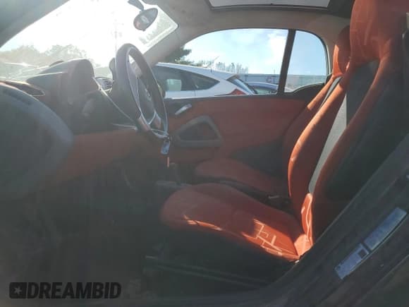 ✅ 2008 Smart fortwo Pure • VIN: WMEEJ31X88K201615 • Lot: 72905864. Wystawiony na Copart z przebiegiem 93 135 mil. Bezpłatny archiwum sprzedaży aukcyjnych z USA i szczegółowy raport historii pojazdu na DreamBid. Zdjęcie 7.