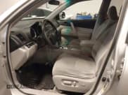 ✅ 2010 Toyota Highlander • VIN: 5TDBK3EH6AS024076 • Lot: 42752342. Wystawiony na IAAI z przebiegiem 243 600 mil. Bezpłatny archiwum sprzedaży aukcyjnych z USA i szczegółowy raport historii pojazdu na DreamBid. Zdjęcie 5.