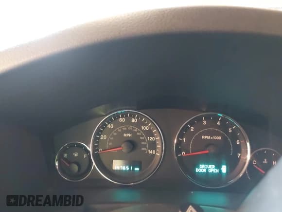 ✅ 2007 Jeep Commander Sport • VIN: 1J8HG48K77C633902 • Lot: 41669892. Wystawiony na IAAI z przebiegiem 147 651 mil. Bezpłatny archiwum sprzedaży aukcyjnych z USA i szczegółowy raport historii pojazdu na DreamBid. Zdjęcie 7.