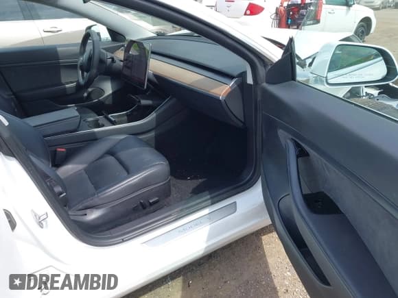 ✅ 2020 Tesla Model 3 Standard Range Plus • VIN: 5YJ3E1EA3LF794276 • Lot: 42390409. Wystawiony na IAAI z przebiegiem 51 924 mil. Bezpłatny archiwum sprzedaży aukcyjnych z USA i szczegółowy raport historii pojazdu na DreamBid. Zdjęcie 5.