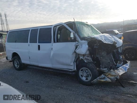 ✅ 2018 Chevrolet Express Passenger LT • VIN: 1GAZGPFG6J1269222 • Lot: 41433114. Wystawiony na IAAI z przebiegiem 99 985 mil. Bezpłatny archiwum sprzedaży aukcyjnych z USA i szczegółowy raport historii pojazdu na DreamBid. Zdjęcie 13.