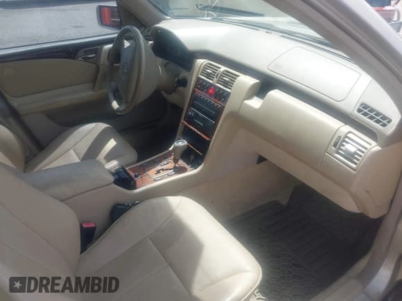 ✅ 1999 Mercedes-Benz E 320 • VIN: WDBJH82F8XX022566 • Lot: 42187792. Listed on IAAI with 217,930 mi. Free auction sales archive from the USA and detailed vehicle history report at DreamBid. Image 5.