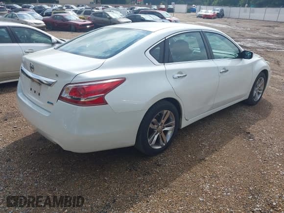 ✅ 2013 Nissan Altima SV • VIN: 1N4AL3AP4DC256001 • Lot: 43040711. Listed on IAAI with 222,640 mi. Free auction sales archive from the USA and detailed vehicle history report at DreamBid. Image 4.