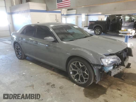✅ 2017 Chrysler 300 S • VIN: 2C3CCABG6HH512023 • Lot: 91943035. Wystawiony na Copart z przebiegiem 102 780 mil. Bezpłatny archiwum sprzedaży aukcyjnych z USA i szczegółowy raport historii pojazdu na DreamBid. Zdjęcie 4.