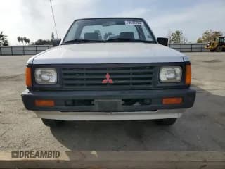 ✅ 1988 Mitsubishi Mighty Max • VIN: JA7FL24D2JP013297 • Lot: 79533724. Wystawiony na Copart z przebiegiem 117 397 mil. Bezpłatny archiwum sprzedaży aukcyjnych z USA i szczegółowy raport historii pojazdu na DreamBid. Zdjęcie 5.