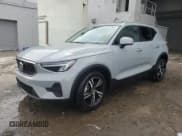 ✅ 2025 Volvo XC40 Core Bright Theme • VIN: YV4L12UJ4S2589552 • Лот: 71959775. Опубликован ранее на Copart с пробегом 9 074 миль. Бесплатный доступ к архиву аукционных продаж из США и подробный отчёт об истории автомобиля на DreamBid. Изображение 1.