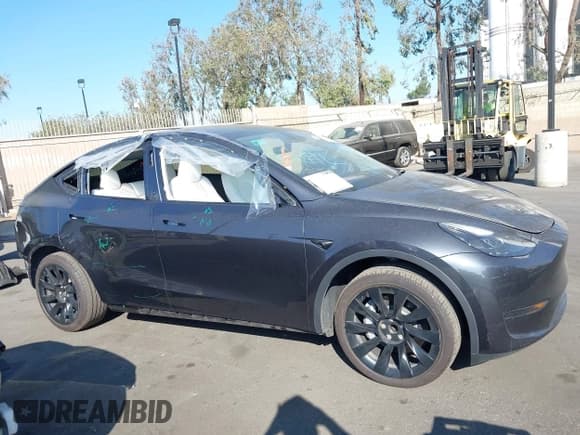 ✅ 2024 Tesla Model Y • VIN: 7SAYGDED0RF102126 • Lot: 43623474. Wystawiony na IAAI z przebiegiem 21 471 mil. Bezpłatny archiwum sprzedaży aukcyjnych z USA i szczegółowy raport historii pojazdu na DreamBid. Zdjęcie 6.
