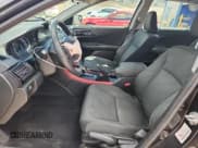 ✅ 2017 Honda Accord LX • VIN: 1HGCR2F32HA256213 • Лот: 81429805. Опубликован ранее на Copart с пробегом 78 811 миль. Бесплатный доступ к архиву аукционных продаж из США и подробный отчёт об истории автомобиля на DreamBid. Изображение 7.