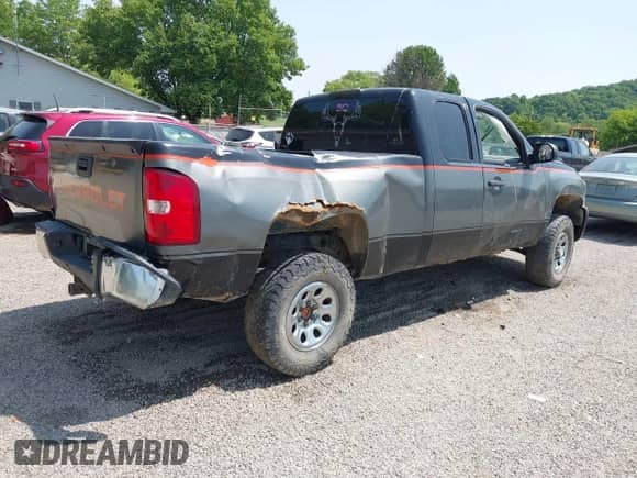 ✅ 2011 Chevrolet Silverado 1500 LS • VIN: 1GCRKREA6BZ342042 • Lot: 42410354. Wystawiony na IAAI z przebiegiem 290 263 mil mil. Skorzystaj z bezpłatnego archiwum sprzedaży aukcyjnych z USA i zobacz szczegółowy raport historii pojazdu na DreamBid. Zdjęcie 4.