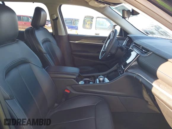 ✅ 2023 Jeep Grand Cherokee Limited • VIN: 1C4RJHBG1PC627893 • Lot: 43749758. Wystawiony na IAAI z przebiegiem 31 325 mil. Bezpłatny archiwum sprzedaży aukcyjnych z USA i szczegółowy raport historii pojazdu na DreamBid. Zdjęcie 5.