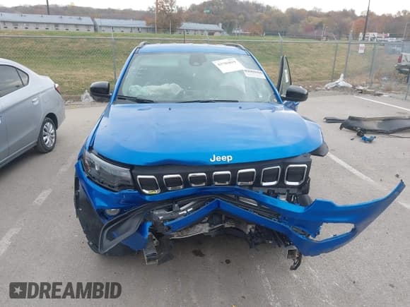 ✅ 2022 Jeep Compass Latitude • VIN: 3C4NJDBB9NT231501 • Lot: 43703819. Wystawiony na IAAI z przebiegiem Nie podano. Bezpłatny archiwum sprzedaży aukcyjnych z USA i szczegółowy raport historii pojazdu na DreamBid. Zdjęcie 12.