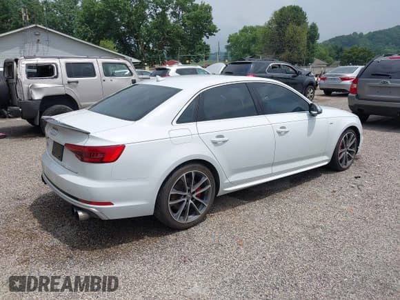 ✅ 2018 Audi S4 Premium Plus • VIN: WAUB4AF46JA002468 • Lot: 42722011. Wystawiony na IAAI z przebiegiem 124 155 mil. Bezpłatny archiwum sprzedaży aukcyjnych z USA i szczegółowy raport historii pojazdu na DreamBid. Zdjęcie 4.