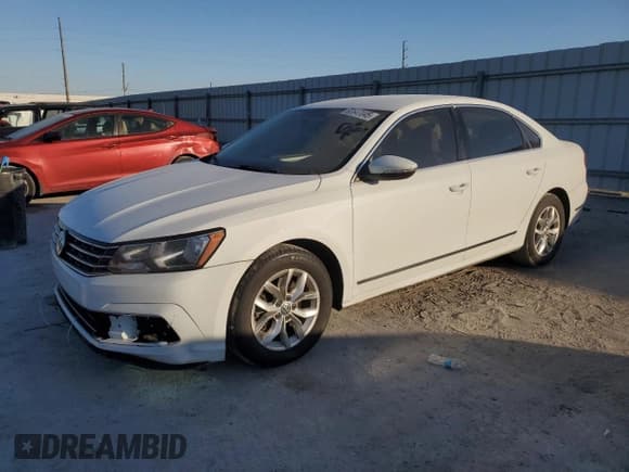 ✅ 2017 Volkswagen Passat S • VIN: 1VWAT7A39HC053235 • Лот: 92647045. Опубликован ранее на Copart с пробегом 155 027 миль. Бесплатный доступ к архиву аукционных продаж из США и подробный отчёт об истории автомобиля на DreamBid. Изображение 1.