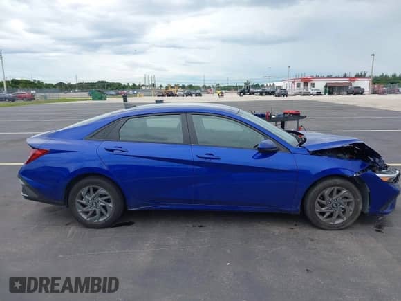 2024 Hyundai Elantra SEL z VIN KMHLM4DG5RU702252, wystawiony jako IAAI lot #43421527 z przebiegiem 18 819 mil mil oraz . Historia ofert i sprzedaży dostępna na DreamBid. Obrazek 13.