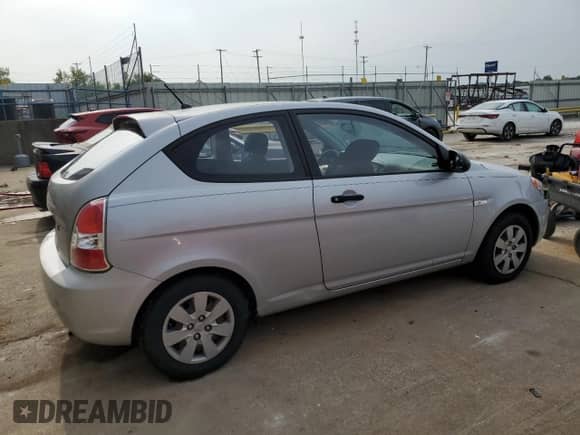 2008 Hyundai Accent GS z VIN KMHCM36C58U071165, wystawiony jako Copart lot #64824024 z przebiegiem 207 550 mil mil oraz Nie do naprawy • Non repairable. Historia ofert i sprzedaży dostępna na DreamBid. Obrazek 3.