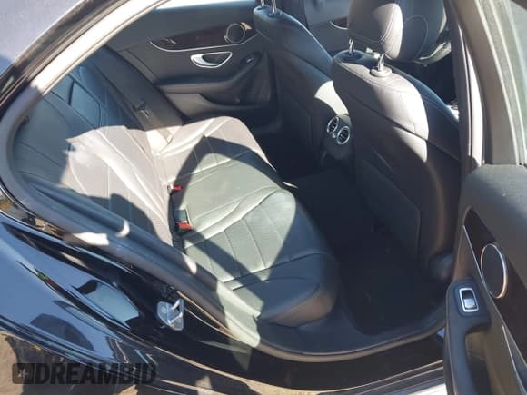 ✅ 2018 Mercedes-Benz C 300 • VIN: WDDWF4KB5JR410388 • Лот: 43477575. Опубликован ранее на IAAI с пробегом 45 764 миль. Бесплатный доступ к архиву аукционных продаж из США и подробный отчёт об истории автомобиля на DreamBid. Изображение 8.