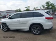 ✅ 2018 Toyota Highlander Limited • VIN: 5TDDZRFHXJS863282 • Lot: 42917706. Wystawiony na IAAI z przebiegiem 171 205 mil. Bezpłatny archiwum sprzedaży aukcyjnych z USA i szczegółowy raport historii pojazdu na DreamBid. Zdjęcie 14.