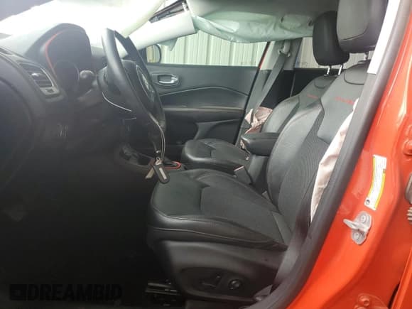 ✅ 2019 Jeep Compass Trailhawk • VIN: 3C4NJDDB4KT690735 • Lot: 82142865. Wystawiony na Copart z przebiegiem 56 432 mil. Bezpłatny archiwum sprzedaży aukcyjnych z USA i szczegółowy raport historii pojazdu na DreamBid. Zdjęcie 7.