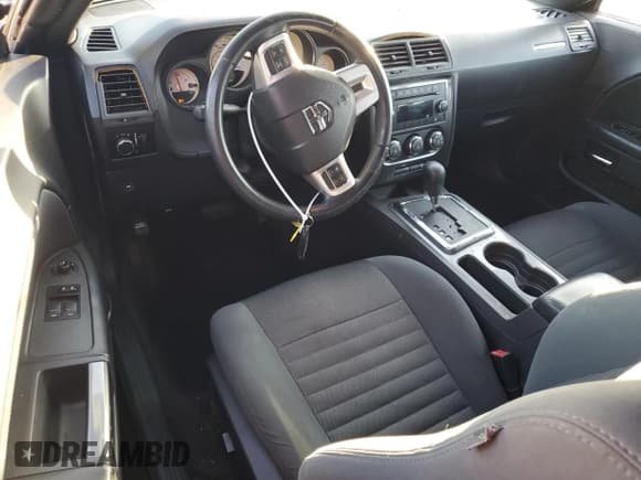 ✅ 2012 Dodge Challenger SXT • VIN: 2C3CDYAG7CH162191 • Lot: 46945085. Wystawiony na Copart z przebiegiem 124 439 mil. Bezpłatny archiwum sprzedaży aukcyjnych z USA i szczegółowy raport historii pojazdu na DreamBid. Zdjęcie 8.