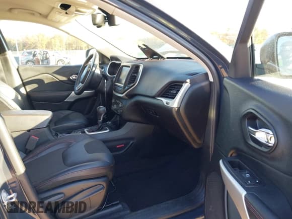 ✅ 2017 Jeep Cherokee Trailhawk L Plus • VIN: 1C4PJMBSXHW639609 • Lot: 43540970. Wystawiony na IAAI z przebiegiem 79 511 mil. Bezpłatny archiwum sprzedaży aukcyjnych z USA i szczegółowy raport historii pojazdu na DreamBid. Zdjęcie 5.