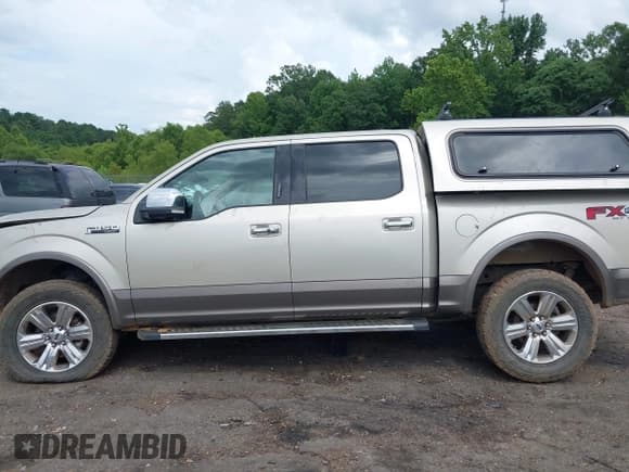 ✅ 2018 Ford F-150 XL • VIN: 1FTEW1E5XJFB51263 • Lot: 42755560. Listed on IAAI with 264,514 mi. Free auction sales archive from the USA and detailed vehicle history report at DreamBid. Image 14.