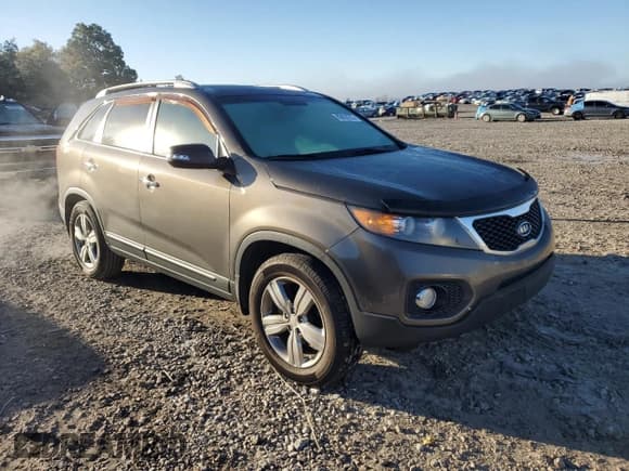 ✅ 2013 Kia Sorento EX • VIN: 5XYKU3A22DG399962 • Лот: 89655225. Опубликован ранее на Copart с пробегом 142 110 миль. Бесплатный доступ к архиву аукционных продаж из США и подробный отчёт об истории автомобиля на DreamBid. Изображение 4.