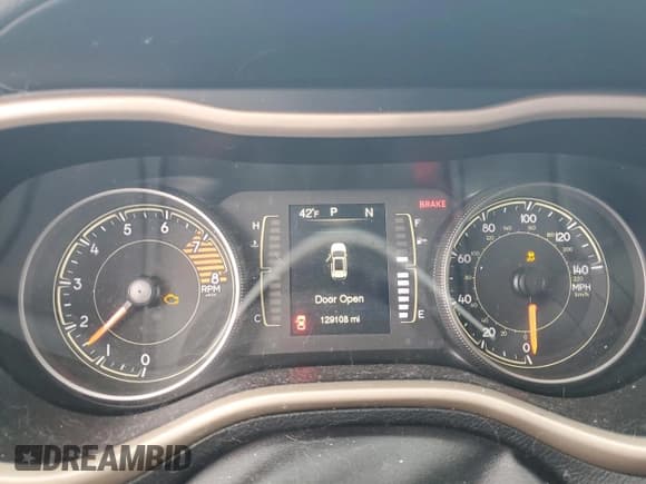 ✅ 2017 Jeep Cherokee Sport • VIN: 1C4PJLAS1HW667195 • Lot: 42612245. Wystawiony na Copart z przebiegiem 129 108 mil. Bezpłatny archiwum sprzedaży aukcyjnych z USA i szczegółowy raport historii pojazdu na DreamBid. Zdjęcie 9.