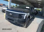 ✅ 2024 Ford F-150 Lightning Lariat • VIN: 1FT6W5L79RWG27644 • Lot: 43680798. Wystawiony na IAAI z przebiegiem Nie podano. Bezpłatny archiwum sprzedaży aukcyjnych z USA i szczegółowy raport historii pojazdu na DreamBid. Zdjęcie 2.