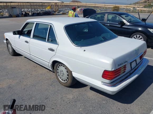 ✅ 1987 Mercedes-Benz 560 • VIN: WDBCA39D7HA328988 • Lot: 43070558. Listed on IAAI with 185,659 mi. Free auction sales archive from the USA and detailed vehicle history report at DreamBid. Image 3.