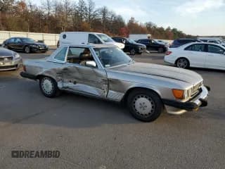 ✅ 1987 Mercedes-Benz 560 SL • VIN: WDBBA48D9HA070265 • Лот: 77411844. Опубликован ранее на Copart с пробегом 120 884 миль. Бесплатный доступ к архиву аукционных продаж из США и подробный отчёт об истории автомобиля на DreamBid. Изображение 4.