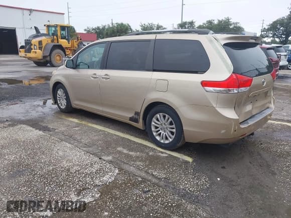 ✅ 2011 Toyota Sienna XLE • VIN: 5TDYK3DC2BS110339 • Lot: 43393623. Listed on IAAI with 218,183 mi. Free auction sales archive from the USA and detailed vehicle history report at DreamBid. Image 3.