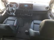 ✅ 2024 Mercedes-Benz Sprinter • VIN: W1Z4NFHYXRP650336 • Lot: 53669065. Wystawiony na Copart z przebiegiem 12 256 mil. Bezpłatny archiwum sprzedaży aukcyjnych z USA i szczegółowy raport historii pojazdu na DreamBid. Zdjęcie 8.