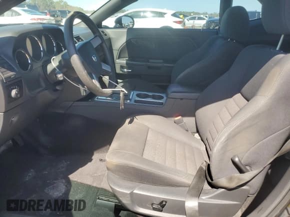 ✅ 2010 Dodge Challenger SE • VIN: 2B3CJ4DV4AH324011 • Lot: 45594515. Wystawiony na Copart z przebiegiem 105 046 mil. Bezpłatny archiwum sprzedaży aukcyjnych z USA i szczegółowy raport historii pojazdu na DreamBid. Zdjęcie 7.