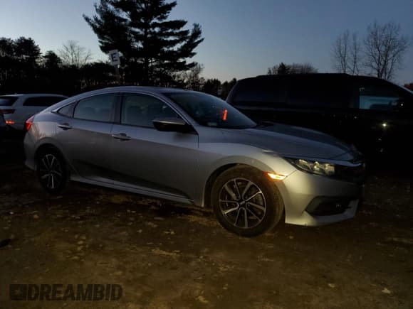 ✅ 2018 Honda Civic LX • VIN: 2HGFC2F5XJH598063 • Лот: 92181965. Опубликован ранее на Copart с пробегом 122 959 миль. Бесплатный доступ к архиву аукционных продаж из США и подробный отчёт об истории автомобиля на DreamBid. Изображение 4.