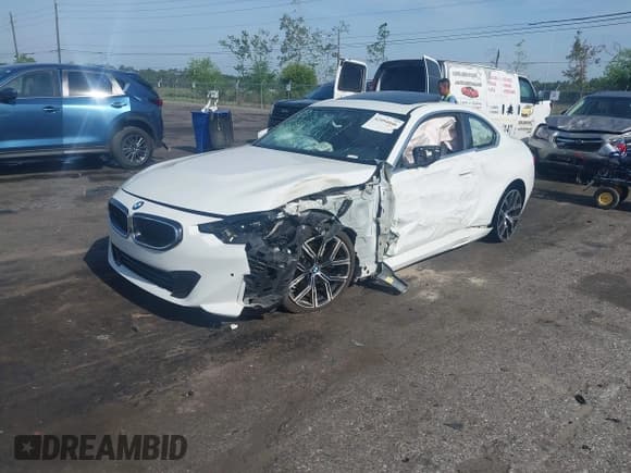 ✅ 2022 BMW 2 Series 230i • VIN: 3MW23CM0XN8C48827 • Lot: 42094046. Wystawiony na IAAI z przebiegiem 41 658 mil. Bezpłatny archiwum sprzedaży aukcyjnych z USA i szczegółowy raport historii pojazdu na DreamBid. Zdjęcie 16.