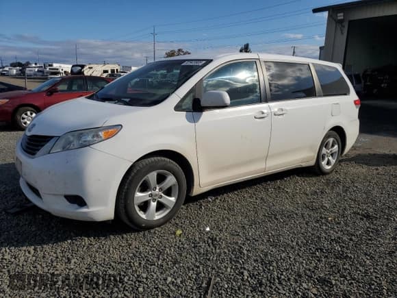 ✅ 2011 Toyota Sienna • VIN: 5TDKA3DC6BS008423 • Лот: 82543805. Опубликован ранее на Copart с пробегом 157 232 миль. Бесплатный доступ к архиву аукционных продаж из США и подробный отчёт об истории автомобиля на DreamBid. Изображение 1.