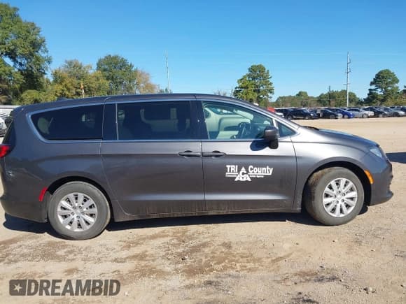 ✅ 2020 Chrysler Voyager L • VIN: 2C4RC1AG3LR210134 • Lot: 43590463. Listed on IAAI with 41,312 mi. Free auction sales archive from the USA and detailed vehicle history report at DreamBid. Image 13.