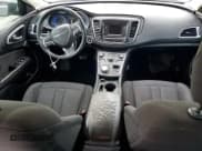 ✅ 2015 Chrysler 200 Limited • VIN: 1C3CCCAB0FN646046 • Lot: 63771975. Wystawiony na Copart z przebiegiem 134 847 mil. Bezpłatny archiwum sprzedaży aukcyjnych z USA i szczegółowy raport historii pojazdu na DreamBid. Zdjęcie 8.